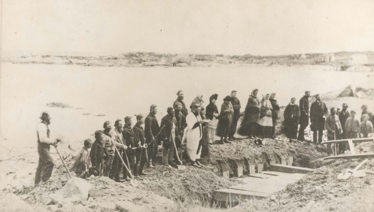 Burial_service_of_victims_of_wreck_of_SS_Atlantic,_at_Lower_Prospect,_Halifax_County,_Nova_Scotia,_Canada,_April_1873.jpg
