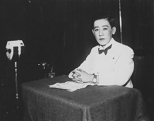 Yoshiko_Kawashima_in_recording_studio_1933.jpg